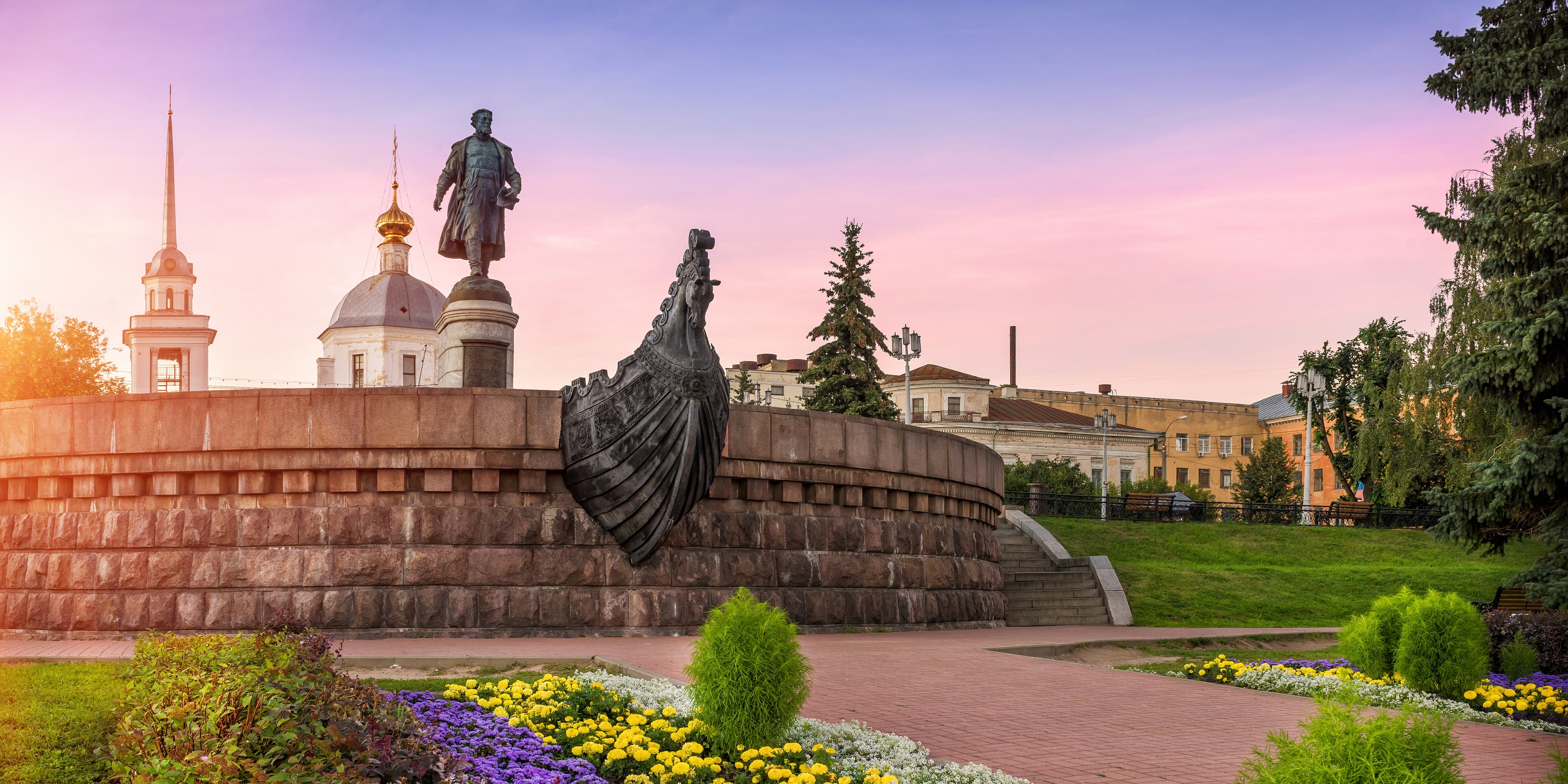 Памятник никитину в твери. Памятник Афанасию Никитину в Твери. Никитин Тверь памятник Афанасию.