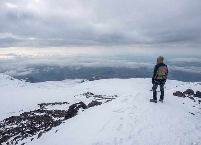 Эльбрус в лучах северного рассвета