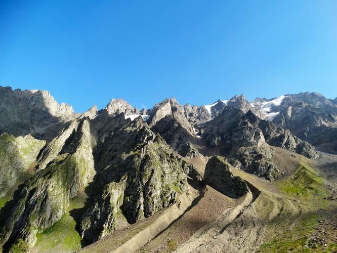 Величественный Кавказ: ущелья, водопады, легенды